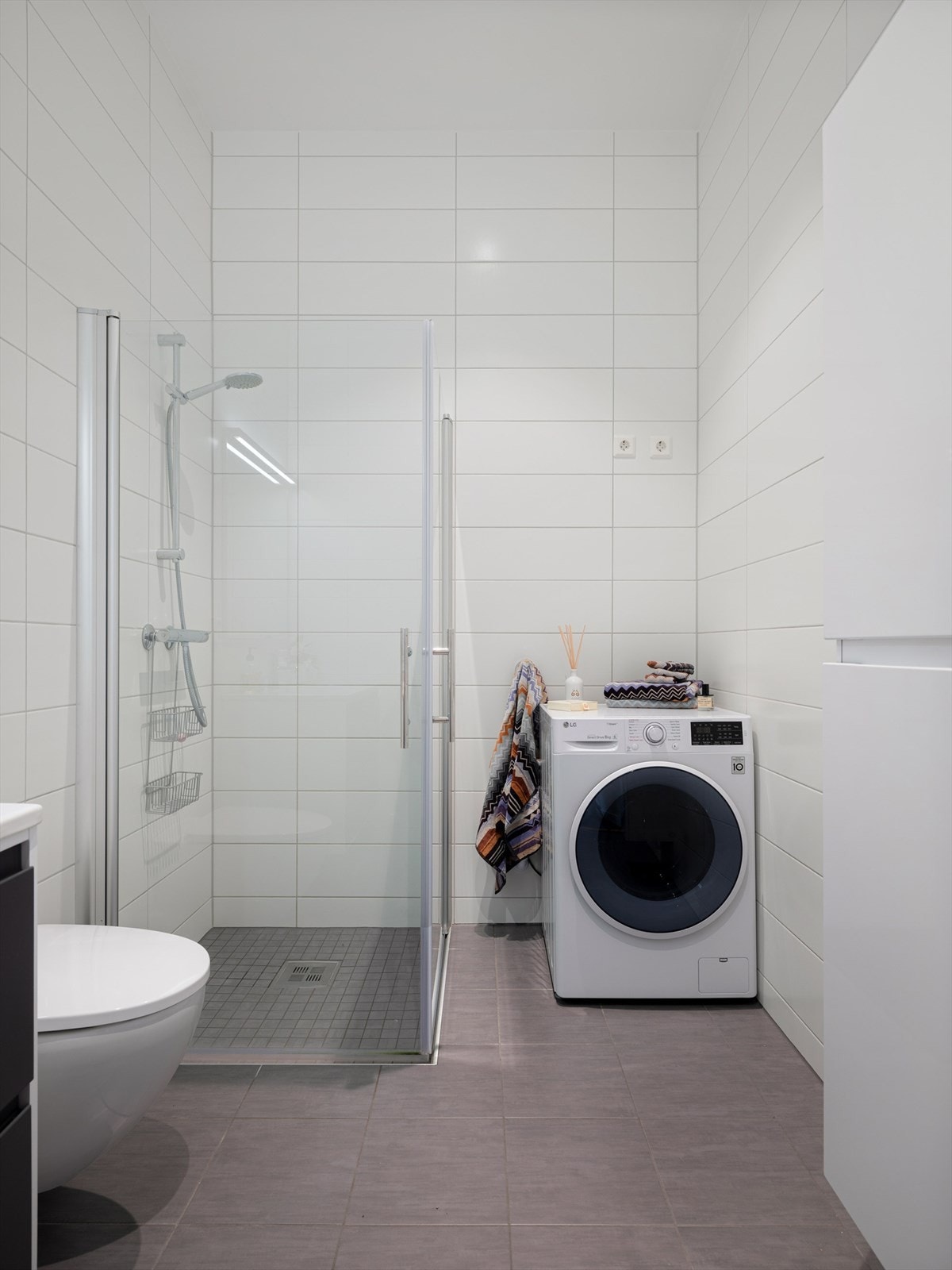 Leiligheten inneholder et lekkert flislagt bad fra byggeårene, med god standard. Galleribilde