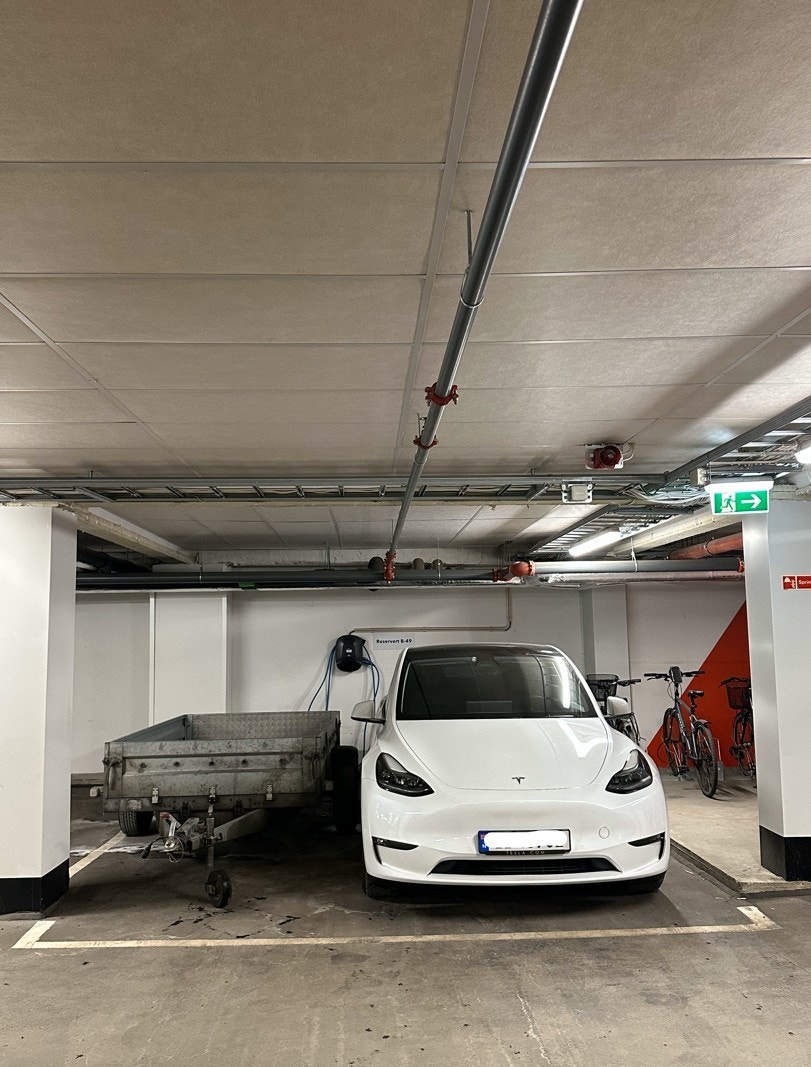 Plassen gir plass til parkering av bil og henger. Galleribilde