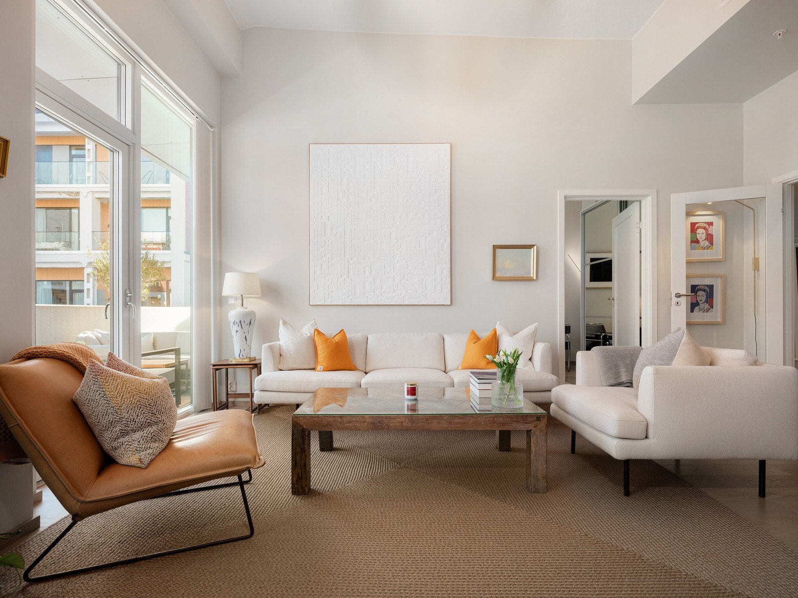 Stuen utforming gir god plass til sittegruppe, spiseplass og annet ønsket møblement. Galleribilde