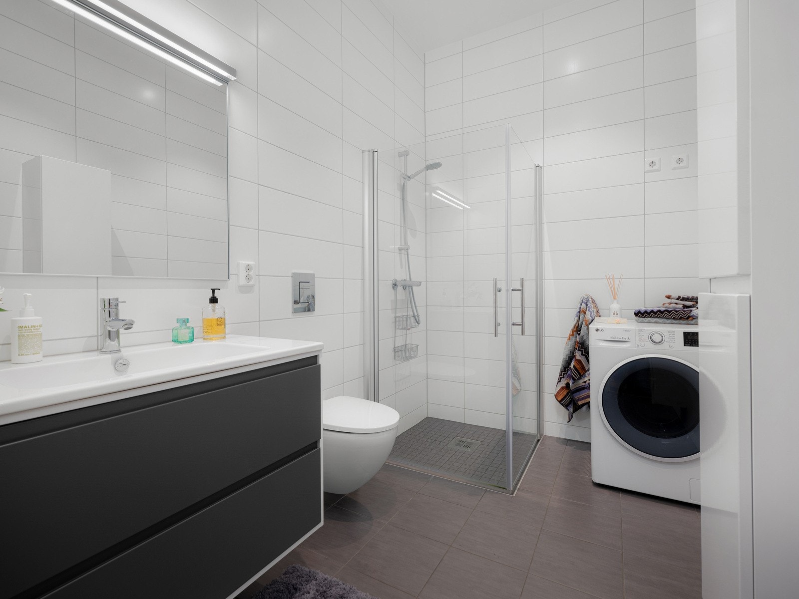 Det er opplegg for vaskemaskin og tørketrommel på baderommet, samt gulvvarme. Galleribilde