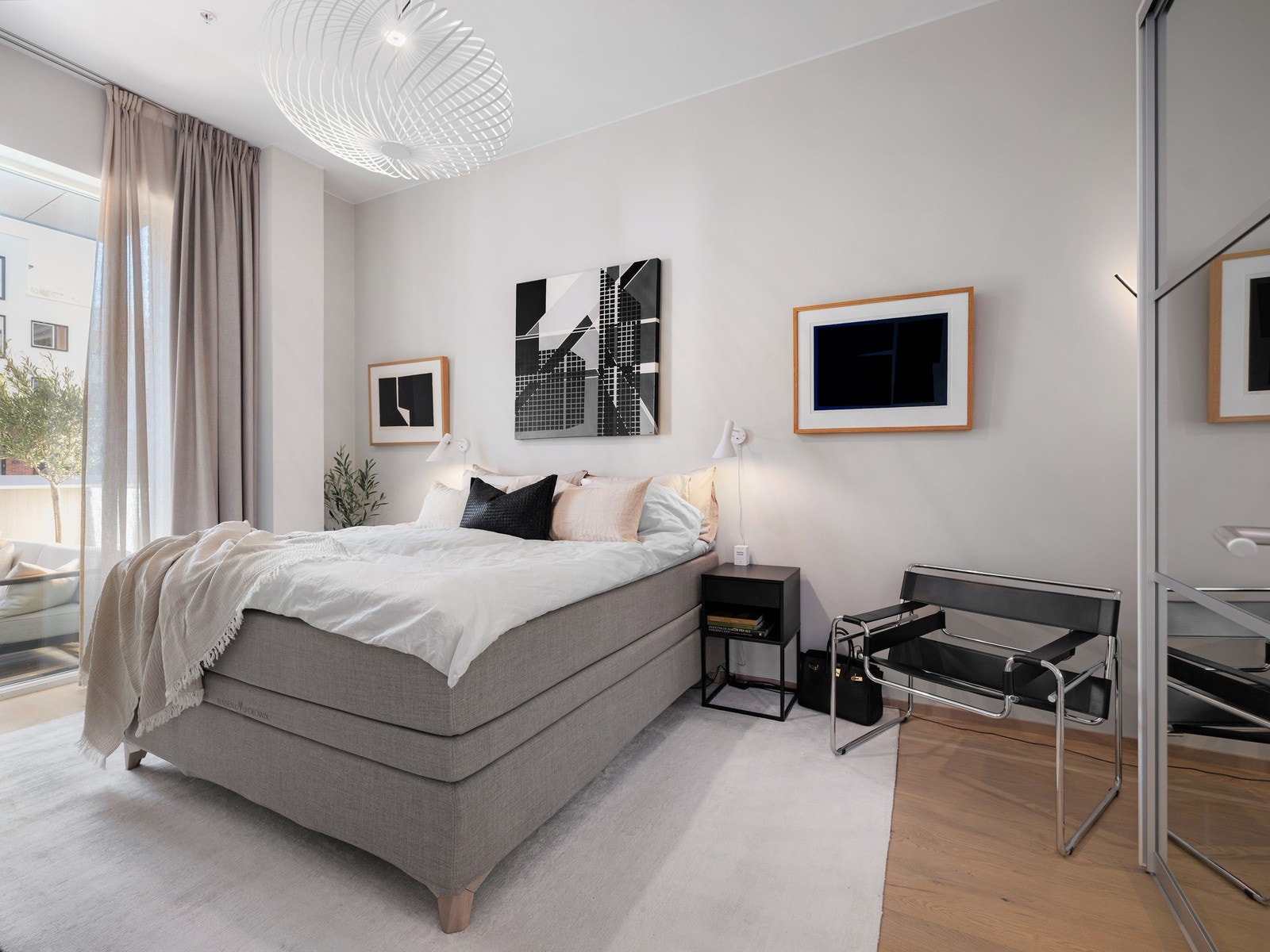 Leilighetens hovedsoverom oppleves som lunt, lyst og elegant. Galleribilde