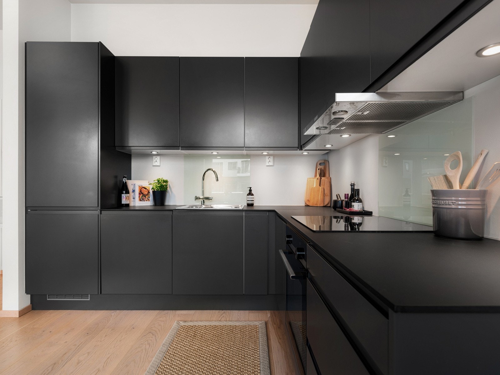 De integrerte hvitevarene inkluderer en praktisk induksjonsplatetopp, stekeovn, oppvaskmaskin, kjøle- og fryseskap. Galleribilde