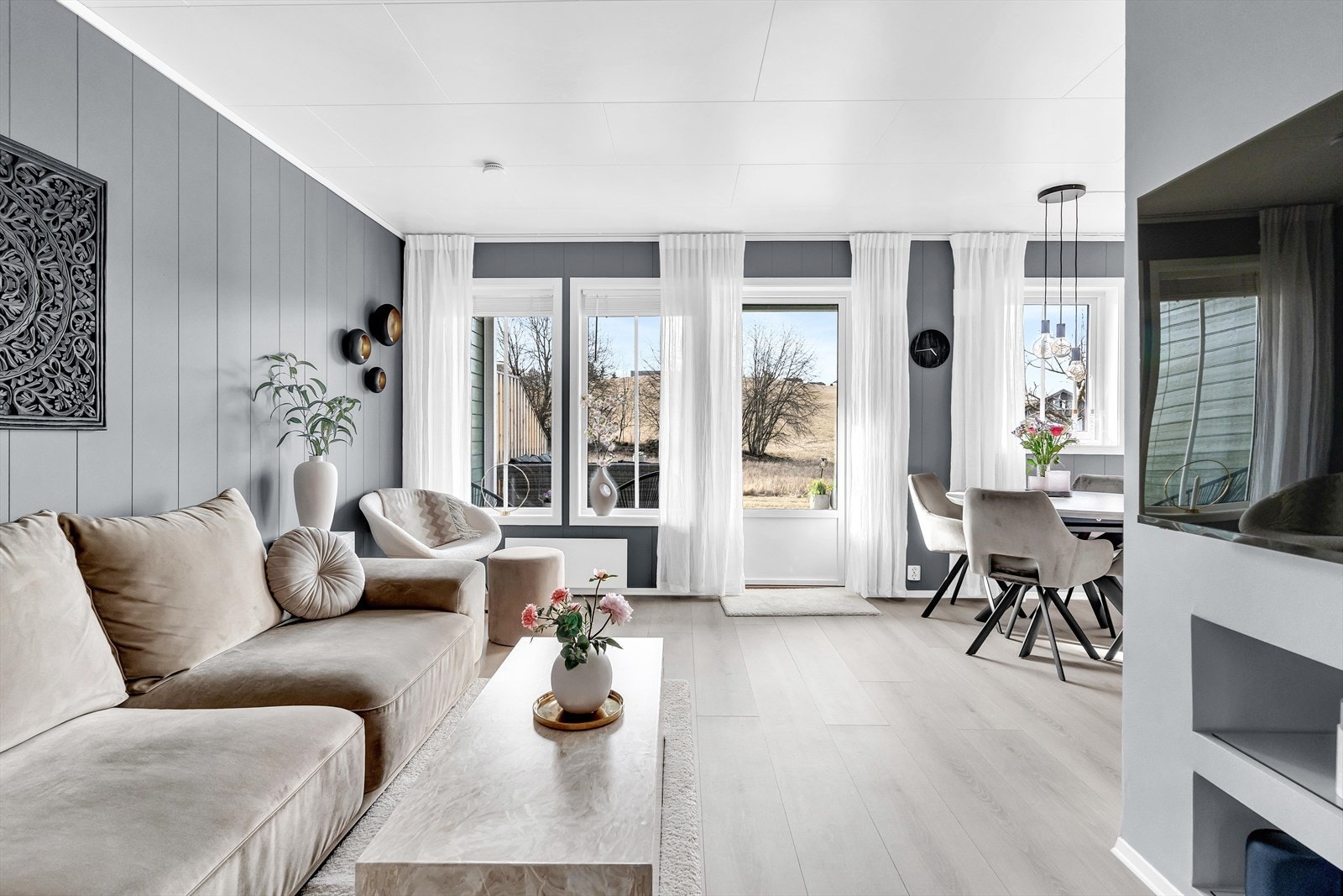 Det er store vindusflater som slipper inn rikelig med naturlig lys. Galleribilde