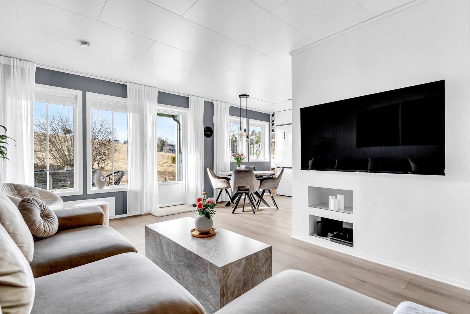 TV-en henges enkelt på veggen med innebygde hyller for pyntegjenstander og dekoder etc. Galleribilde