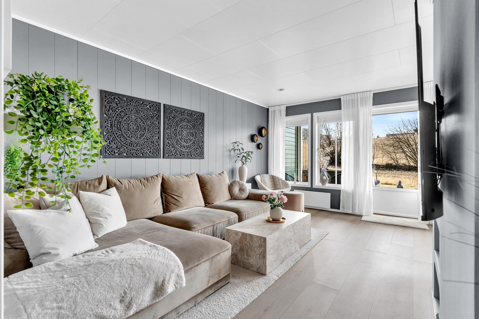 Leiligheten har en stor og lys stue med god plass til sofagruppe og tilhørende møblement. Galleribilde