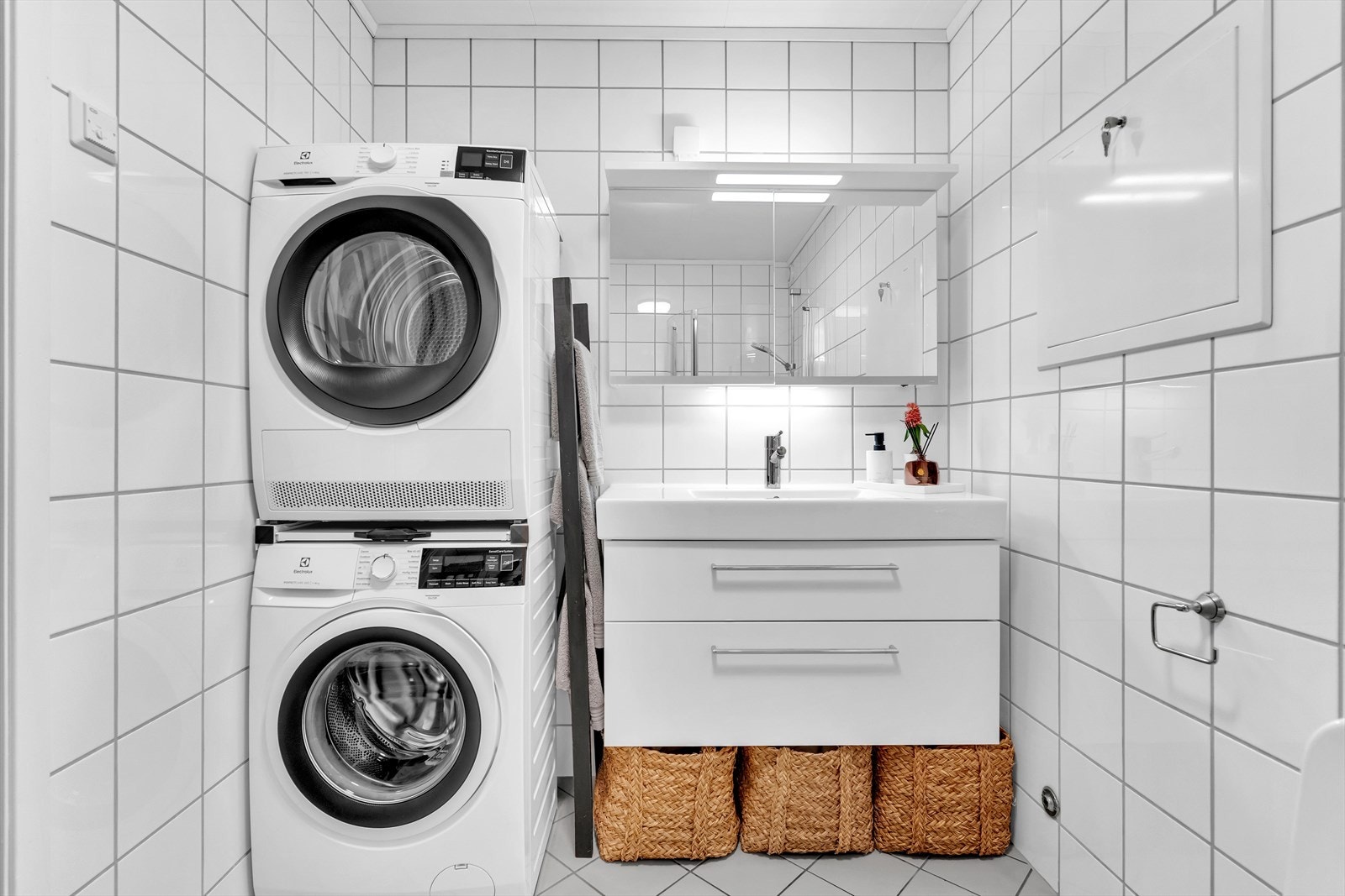 På badet er det god oppbevaringsplass i vegghengt servantinnredning og speilskap. Det er også opplegg for vaskemaskin og tørketrommel. Galleribilde