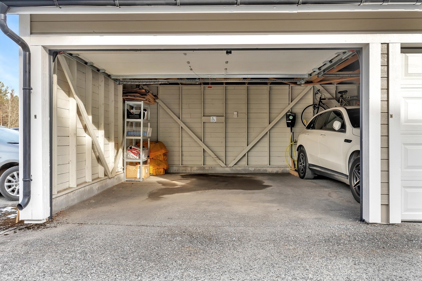 Leiligheten disponerer en ekstra stor garasjeplass. Galleribilde