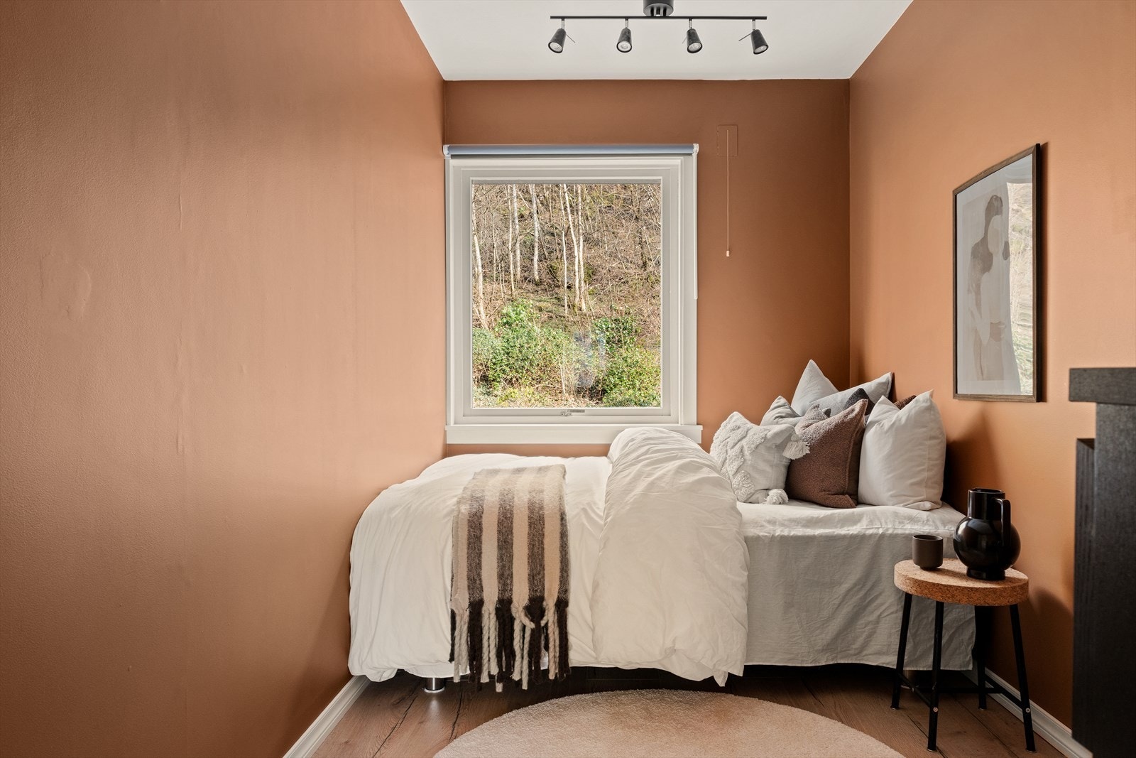 Her er det plass til en komfortabel dobbeltseng og garderobeskap. Galleribilde