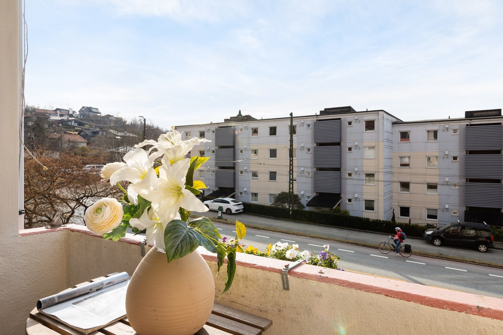 Fra stuen er det utgang til balkong målt til 2,6 kvm. Galleribilde