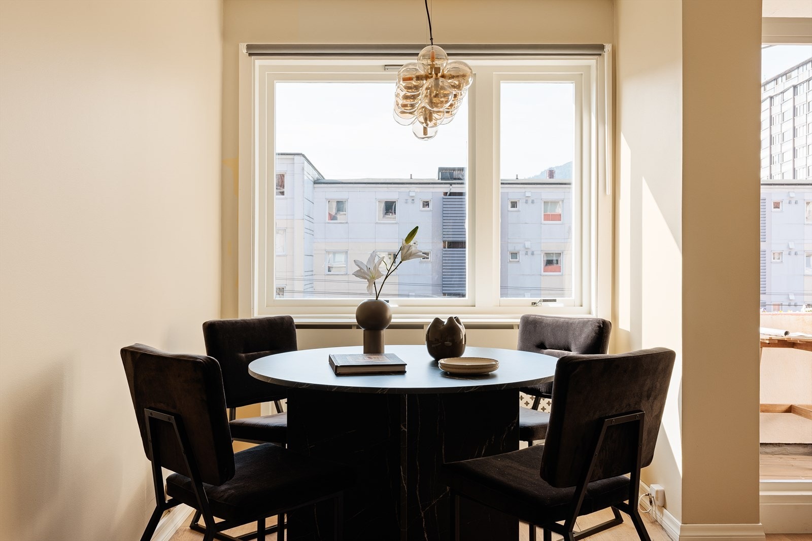 Store vindusflater sørger for rikelig av naturlig lysinnslipp. Galleribilde