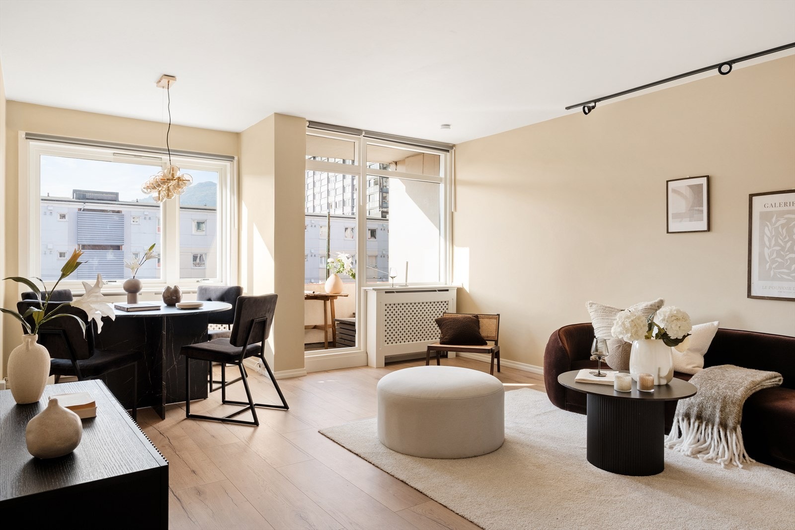 Stuen er målt til 23,2 kvm og kan enkelt innredes både med sofa- og spisebordsgruppe. Galleribilde