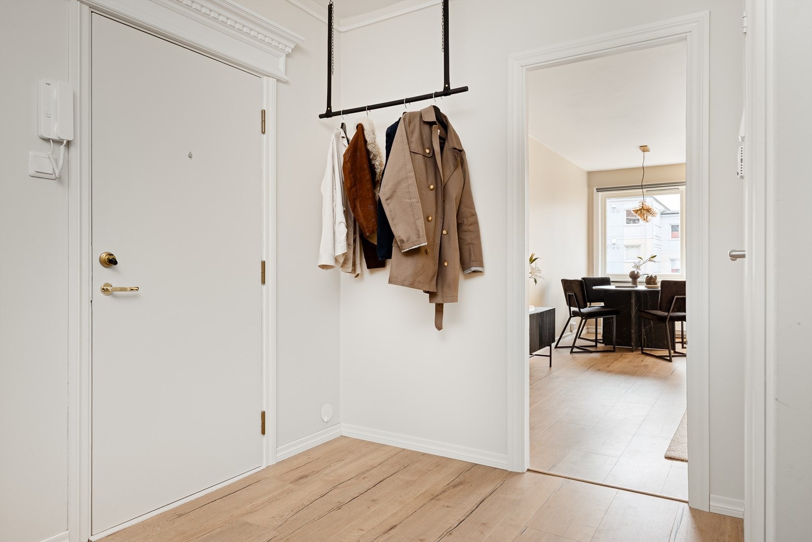 Velkommen inn. Her blir du møtt av en romslig entré, med flott laminatgulv som ble lagt i 2020. Galleribilde