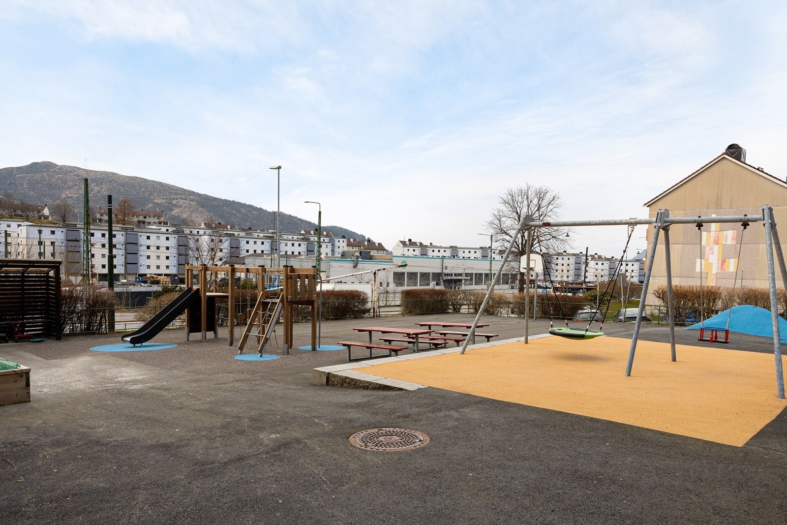 Landås er et svært populært boligområde med kort vei til kollektivtransport og det meste av servicetilbud, samtidig som man har et rikt utvalg av turløyper og naturopplevelser. Galleribilde