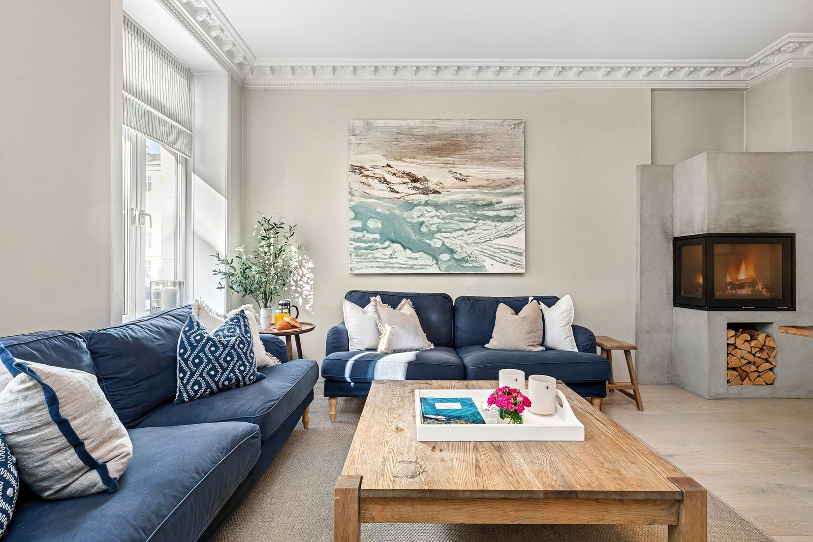 Stue med store vinduer som gir rikelig med naturlig lysinnslipp. Galleribilde