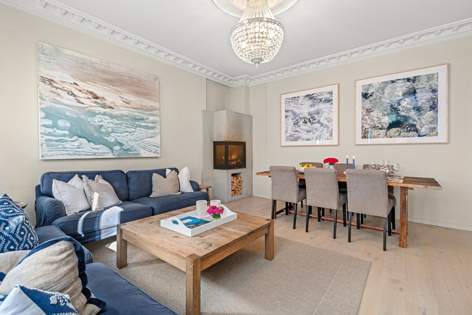 Nydelig stukkatur og rosetter i stue/kjøkken fra 2018. Galleribilde