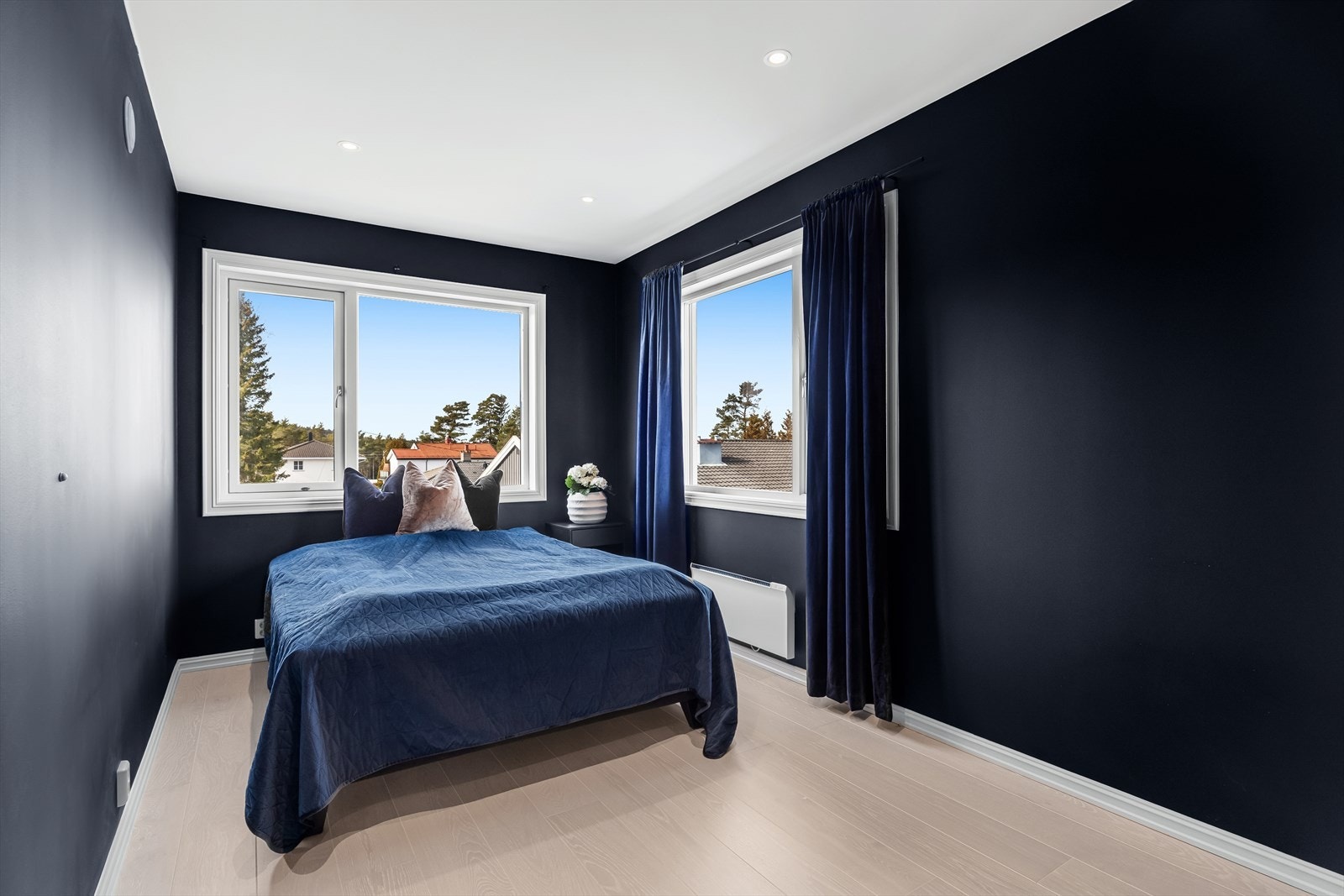 Stort soverom på ca. 13 m² med god plass til dobbeltseng og garderobeskap. Galleribilde