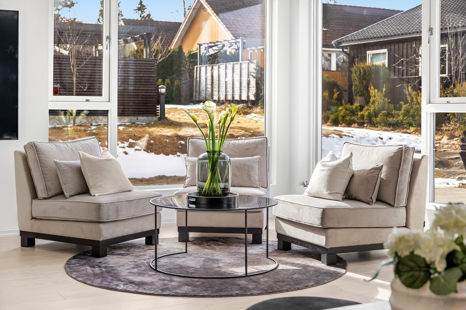 Store vindusflater fra gulv til tak. Galleribilde