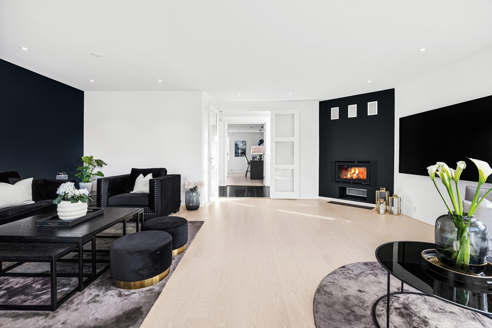 Boligens hovedetasje inneholder stue, kjøkken/spisestue, hall/trapperom, gjestetoalett og kjøkken/spisestue. Galleribilde