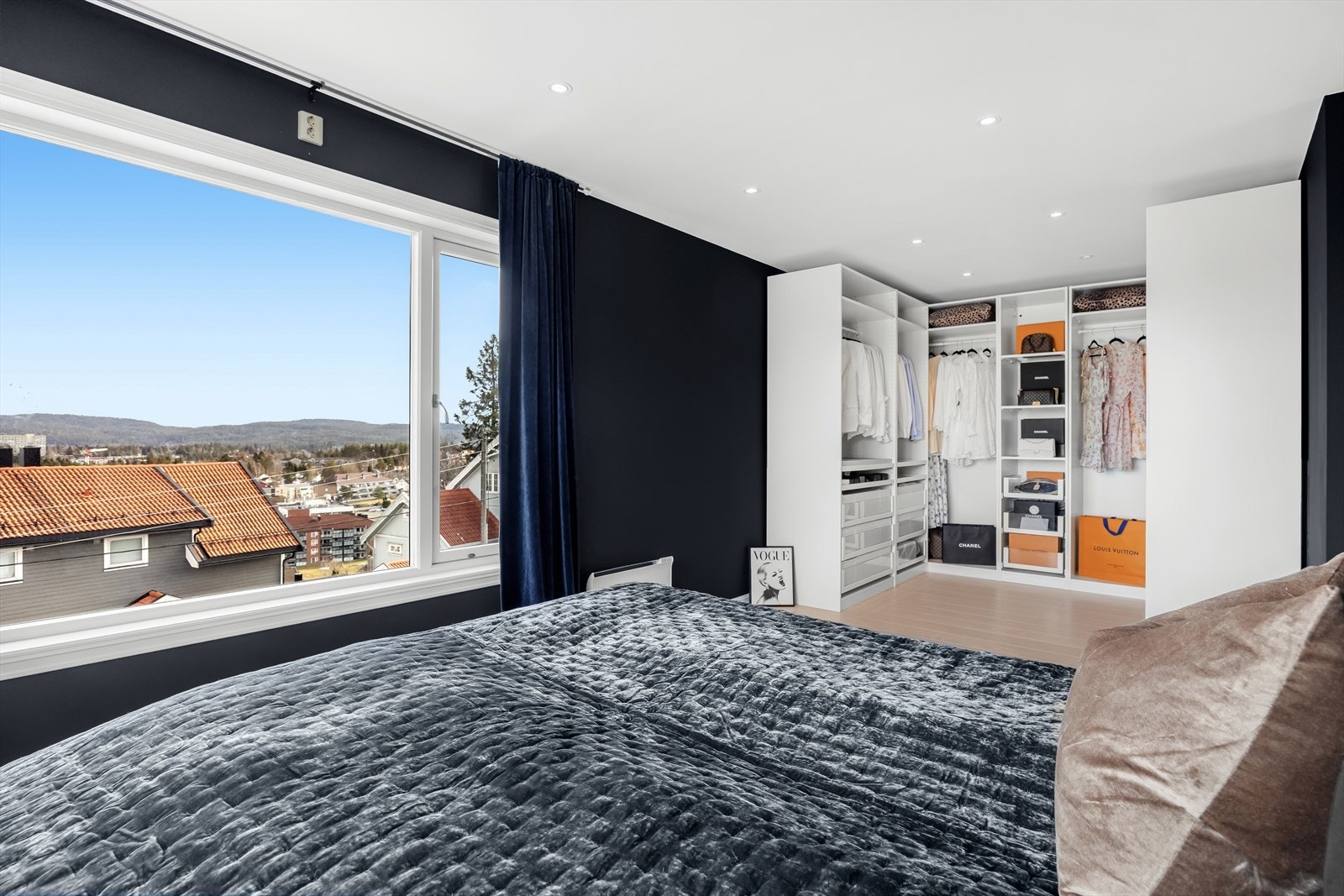 Den høye plasseringen i nabolaget gjør rommet privat og usjenert uten gjenboere. Galleribilde