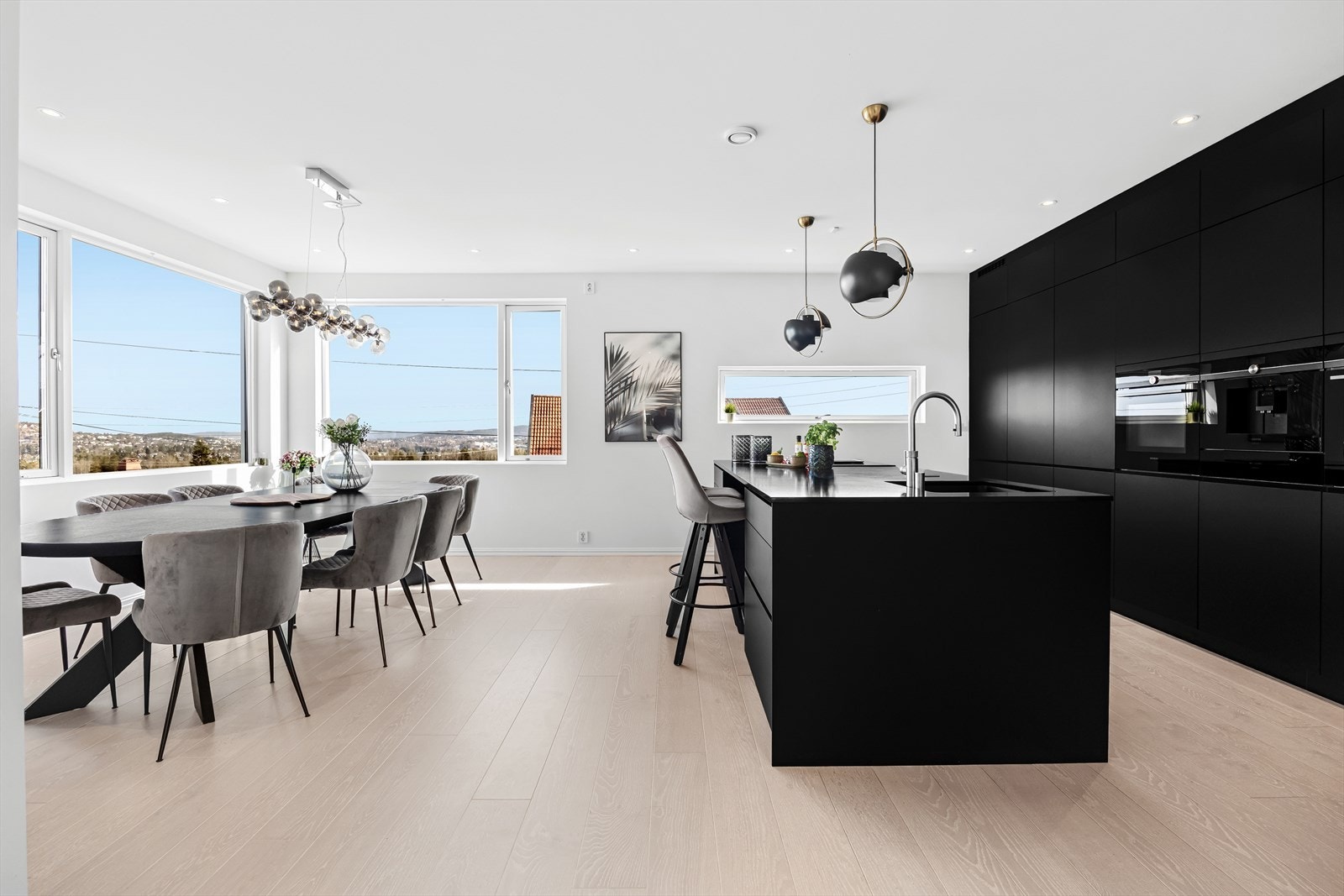 Stort og sosialt kjøkken med øy og spisestue. Praktfull utsikt over Lørenskog. Galleribilde