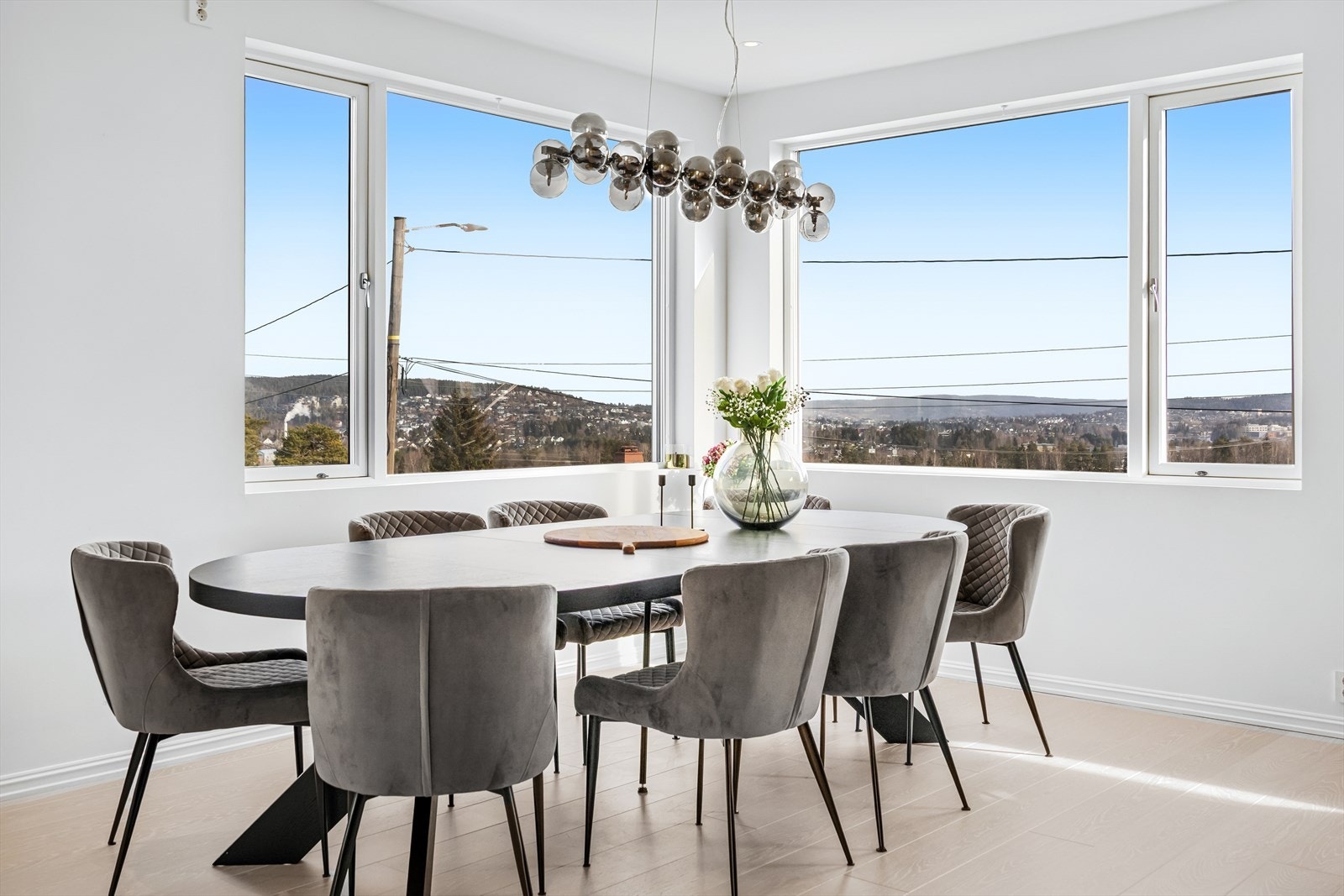 God plass til spisebord og vidstrakt utsikt over Lørenskog. Galleribilde