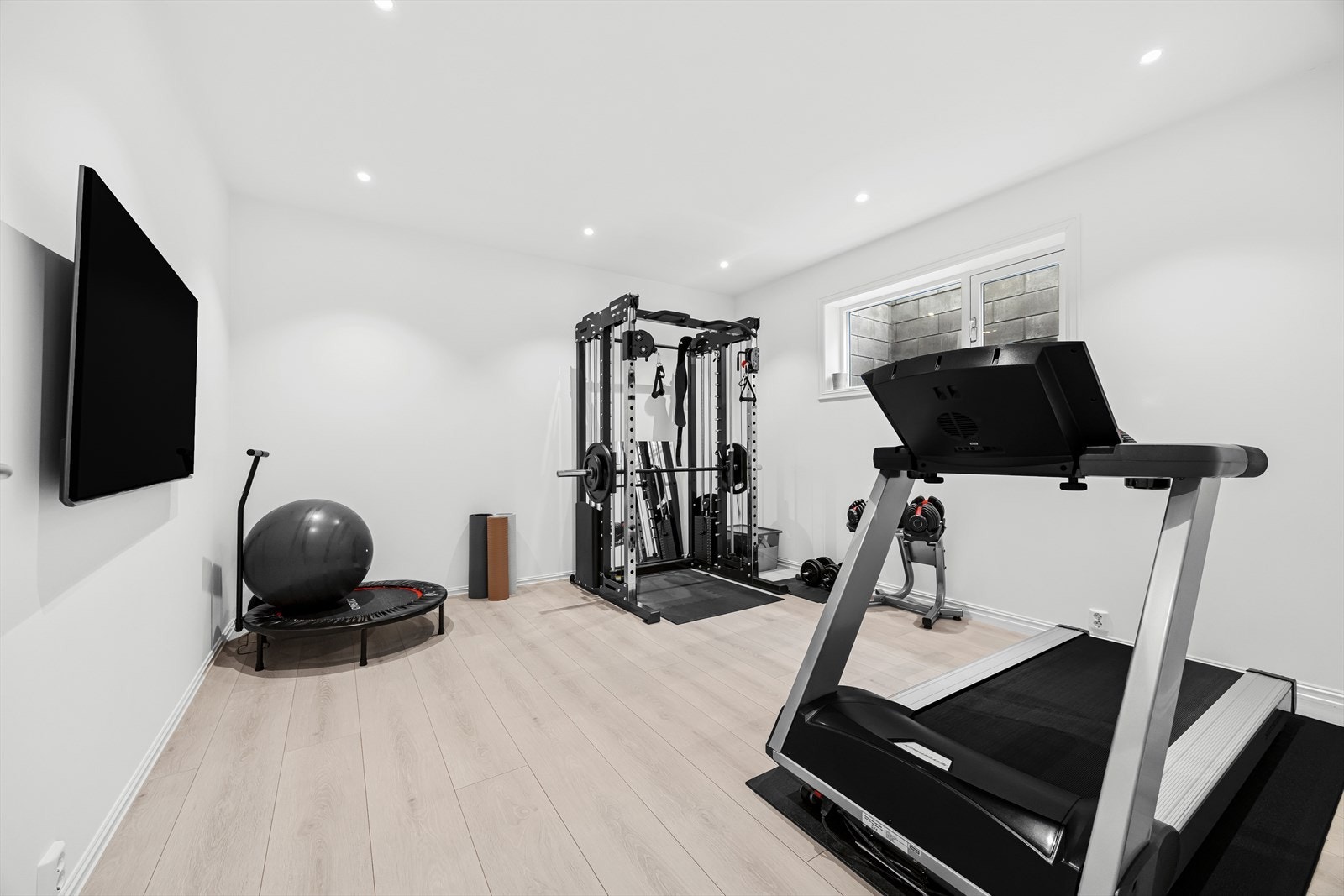 Godt utstyrt og treningsrom i underetasjen. Rommet egner seg også godt som f.eks hjemmekino, musikkrom eller stue for tenåringene. Galleribilde