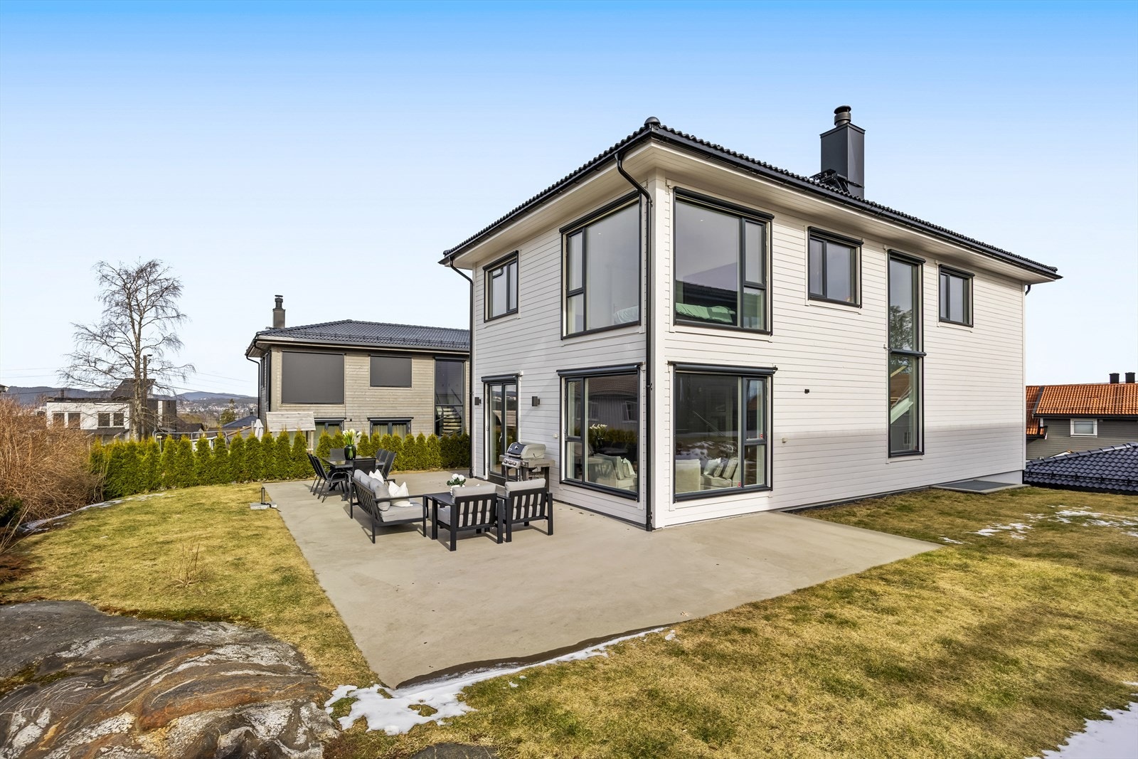 God avstand til naboene og langstrakt utsikt i flere retninger gir en åpen og luftig følelse. Galleribilde