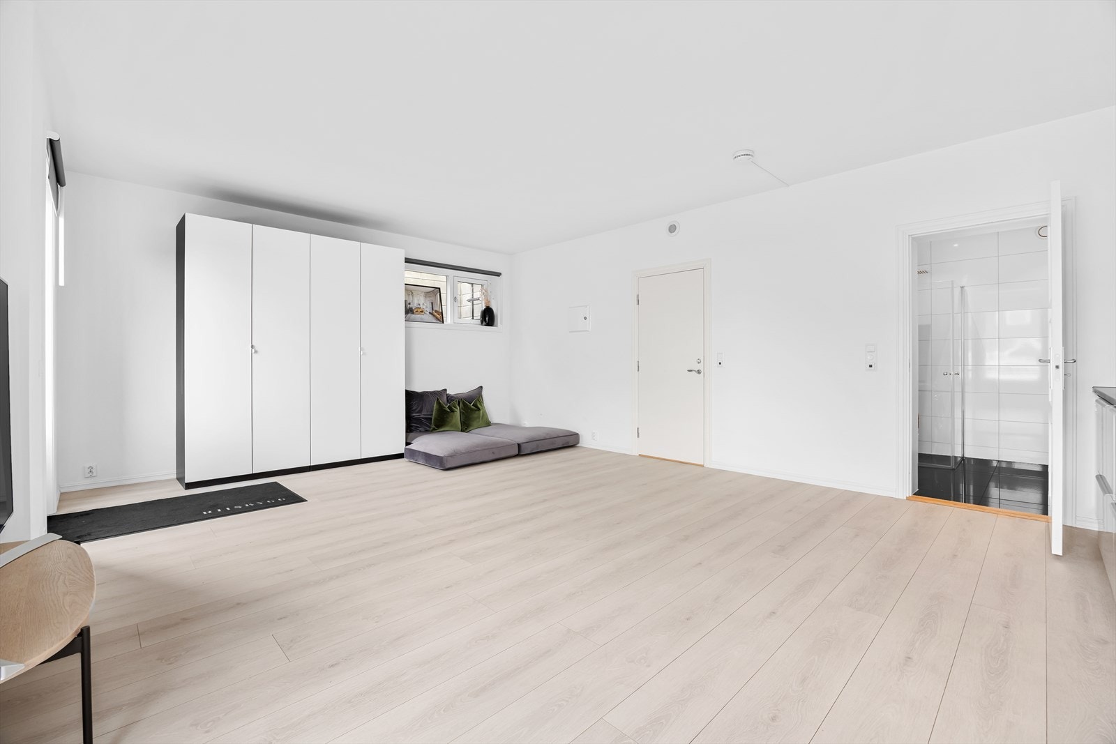 Hybel - Dersom du har anledning til å avse dette arealet til utleie vil det kunne gi en jevn flyt av skattefrie leieinntekter. Døren i midten av bildet går til trapperommet i underetasjen slik man enkelt kan ta arealet i bruk selv. Galleribilde