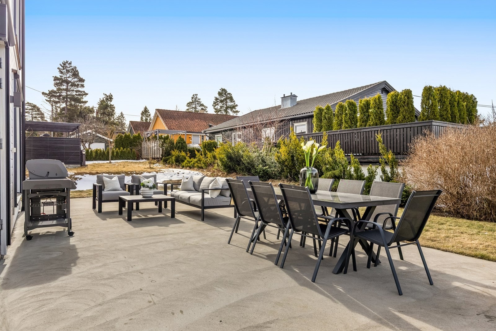 En stor og lettstelt terrasse med svært gode solforhold. Galleribilde