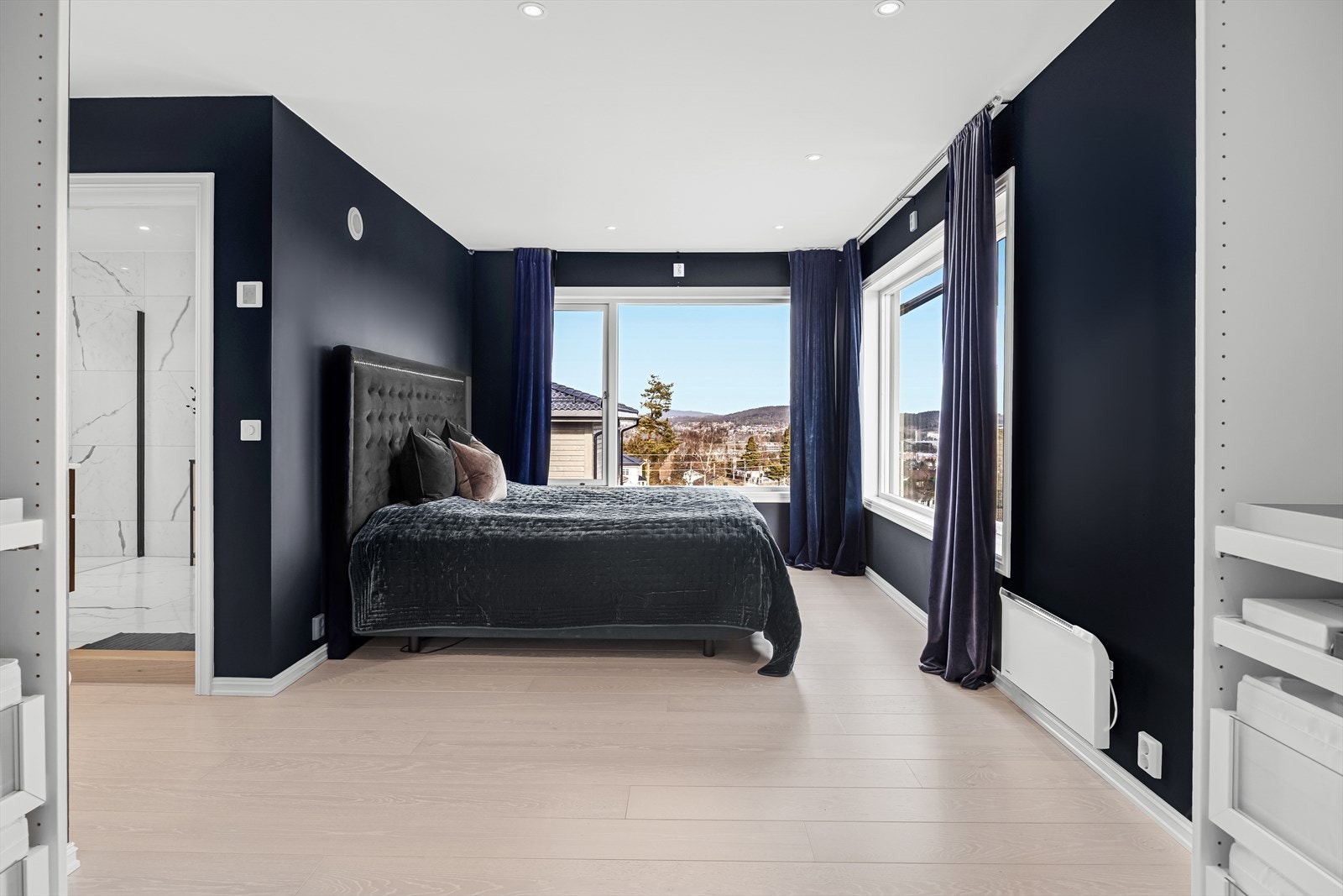 Hovedsoverommet er på ca. 21 m² og har direkte adkomst til eget bad på ca. 9 m². Galleribilde