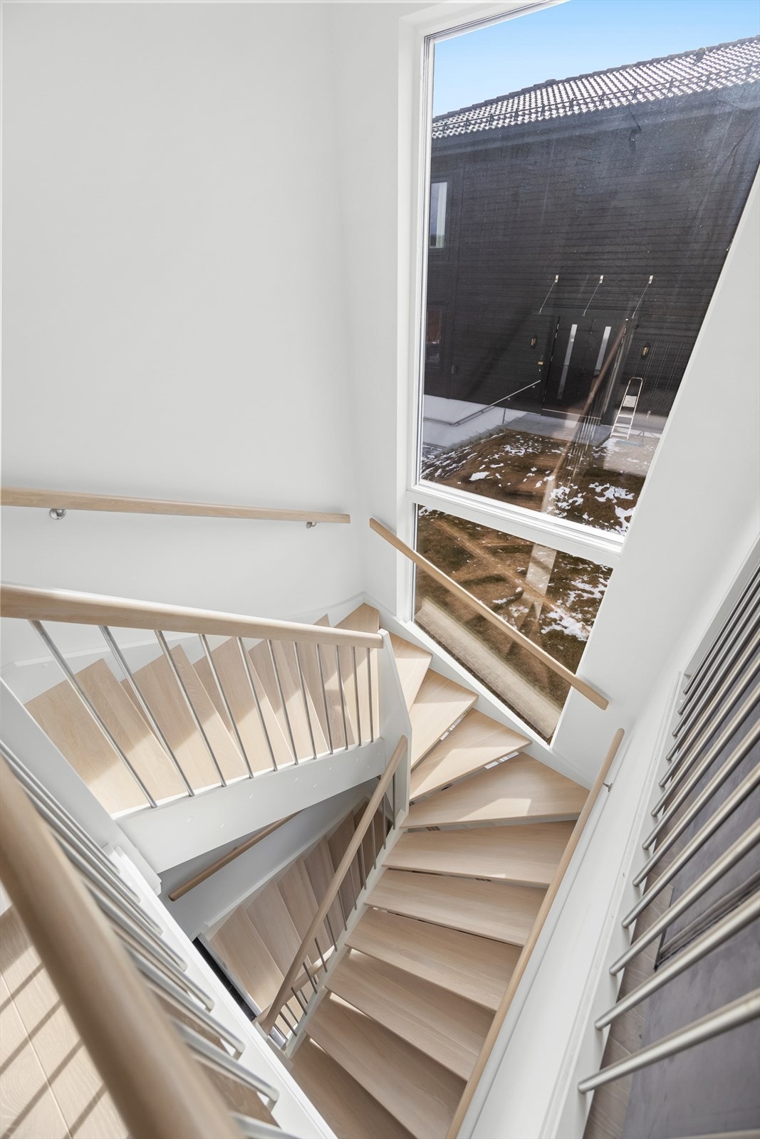 Pen trapp med trinn og håndløper i eik samt store vinduer fra 1.etg til 2.etg. Galleribilde