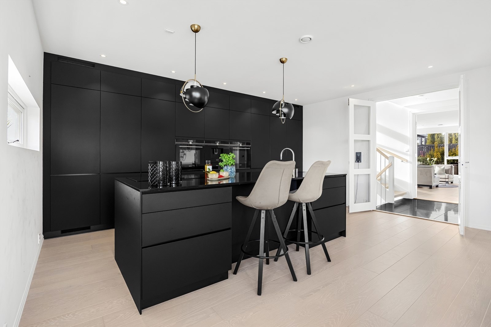 Den store kjøkkenøyen med barløsning blir det naturlige samlingspunkt i boligen både til hverdag og fest. Galleribilde