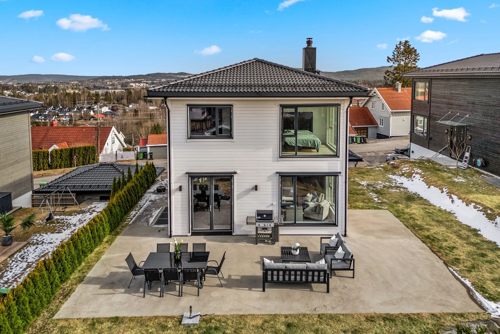 Praktfull og velholdt enebolig fra 2019. Utvendige elektriske screens på de fleste vinduer. Galleribilde