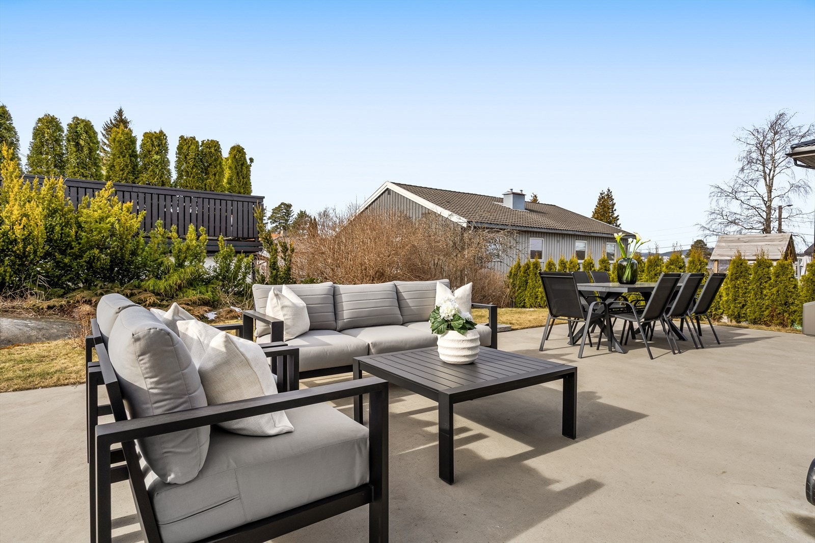 Støpt markterrasse med svært god plass til utemøbler. Galleribilde