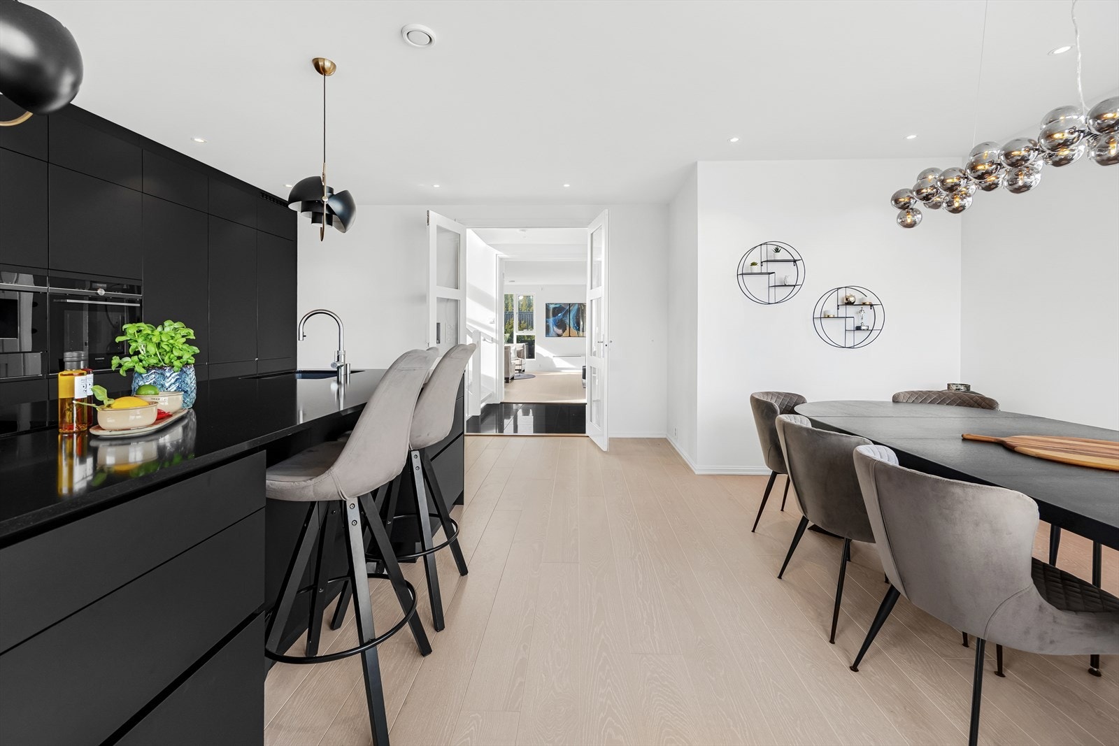 Dobbelfløyet dør til hallen fra både kjøkken og stue. Galleribilde