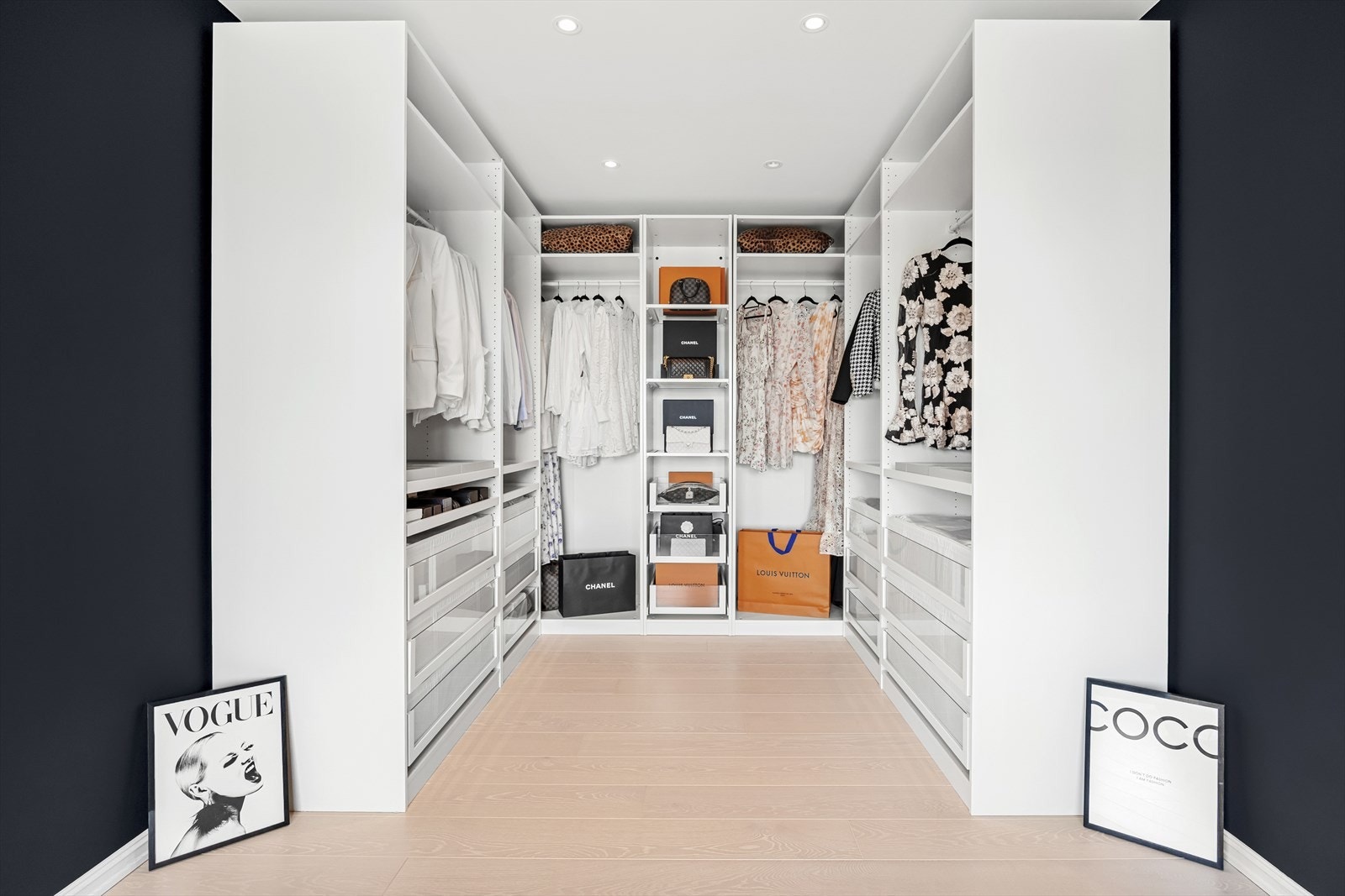 Walk-in closet med åpen garderobeinnredning. Det er også mulig å utvide rommet inn tilstøtende soverom for "his and hers" walk-in. Galleribilde