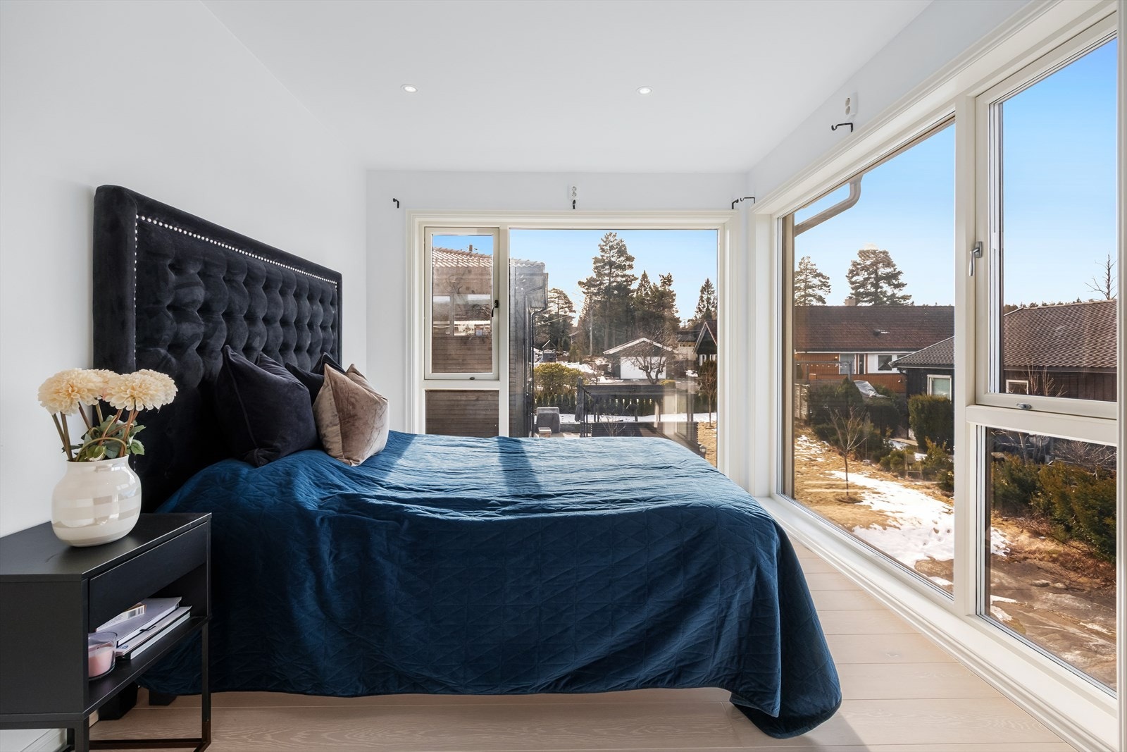 Stort soverom på ca. 12 m² med store vindusflater og nydelige lysforhold. Galleribilde