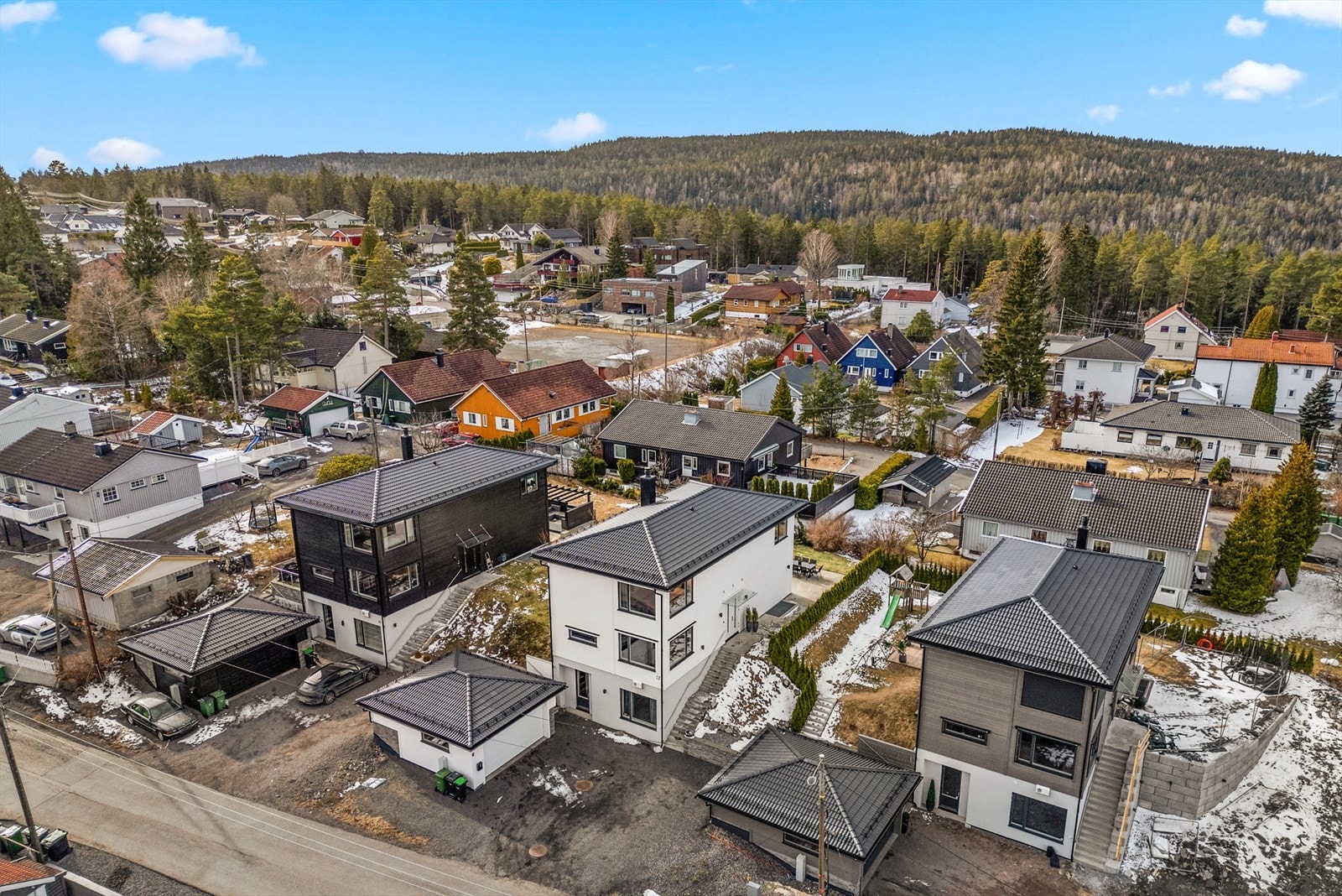 Dronefoto mot vest. Veletablert og svært attraktivt nabolag. Boligen er bygget av lokale og anerkjente Riis Bygg. Galleribilde
