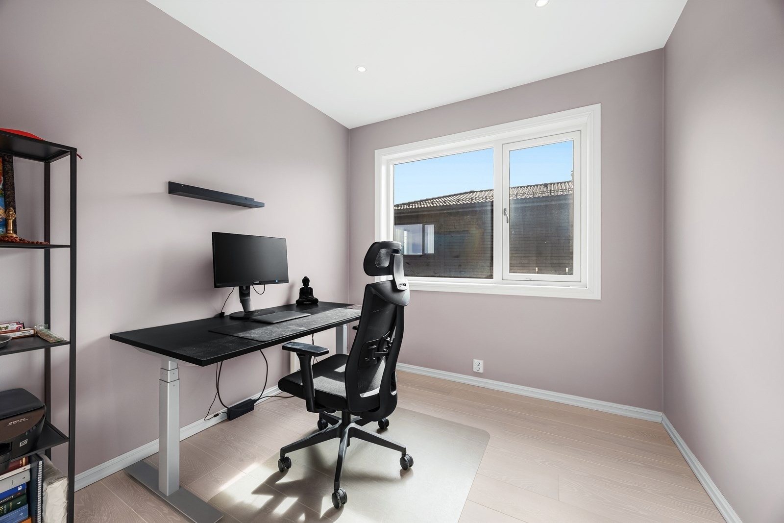 Soverom/kontor på 7,3 m² vegg-i-vegg med master walk-in. Galleribilde