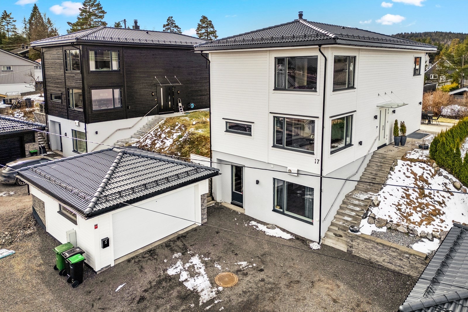 Hovedinngang i 1.etg på nordsiden av bygget. Varmekabler i trappen ute. Baldakin over inngangspartiet og stilig utebelysning. Galleribilde