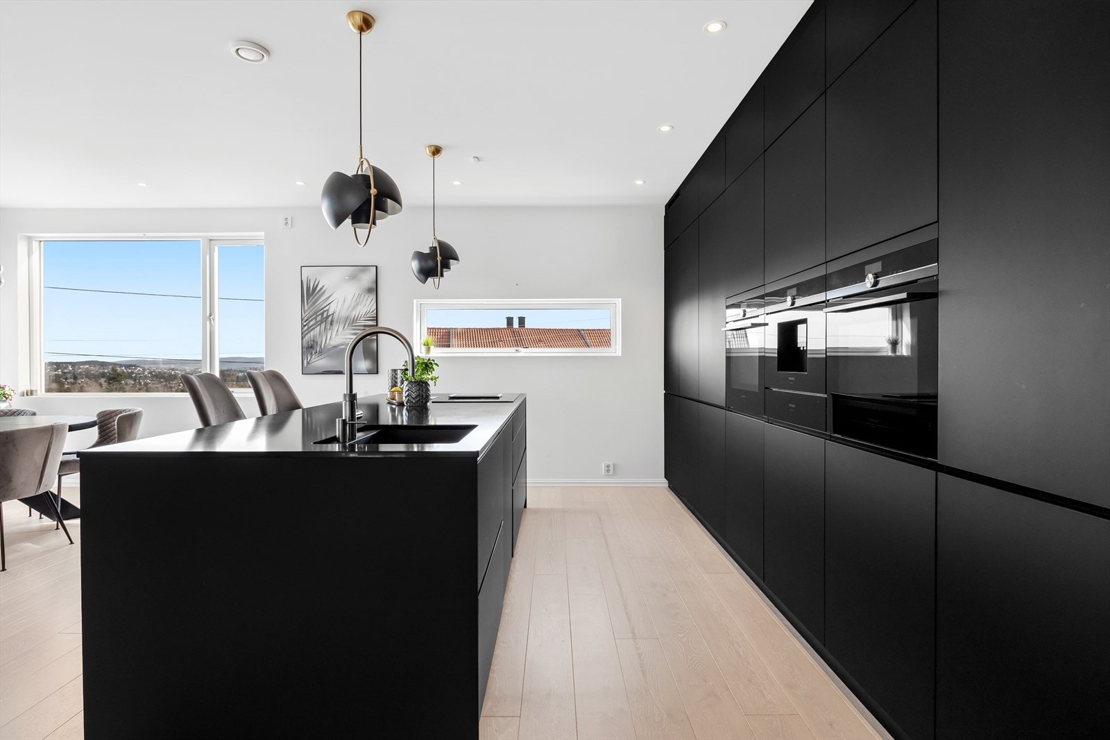 Quooker-kran med kokende vann rett i springen. Svært god skapplass på kjøkkenet. Galleribilde