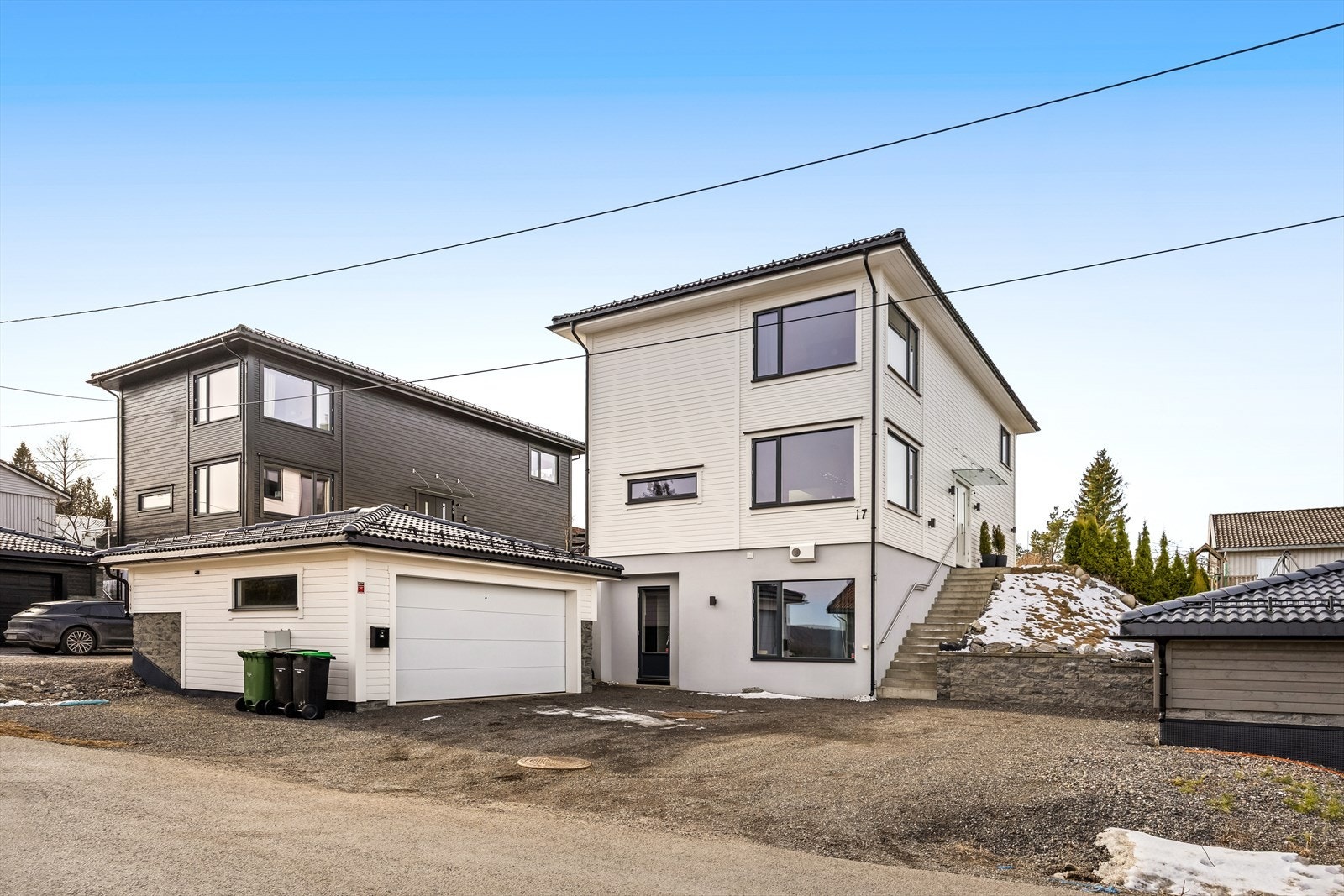 Østaveien 17 sett fra gaten. God plass til biloppstilling. Hybelen har egen inngang fra gårdsplassen. Galleribilde