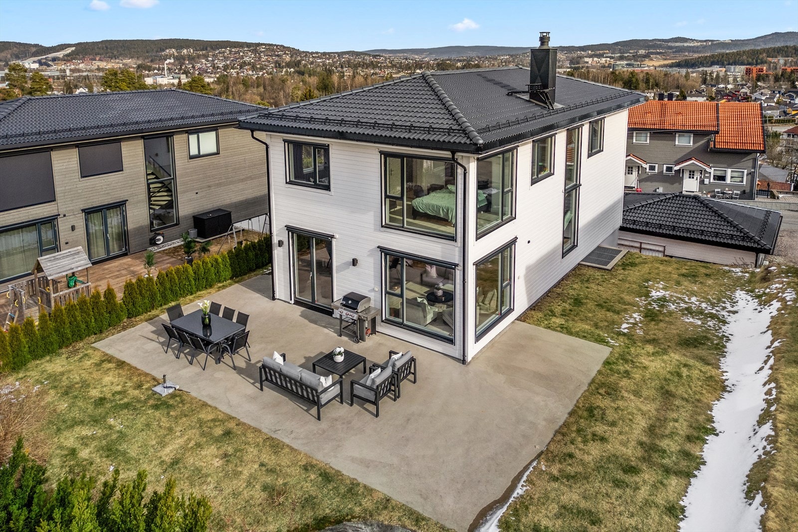 Flat og fin hage med plen og beplantning. Galleribilde