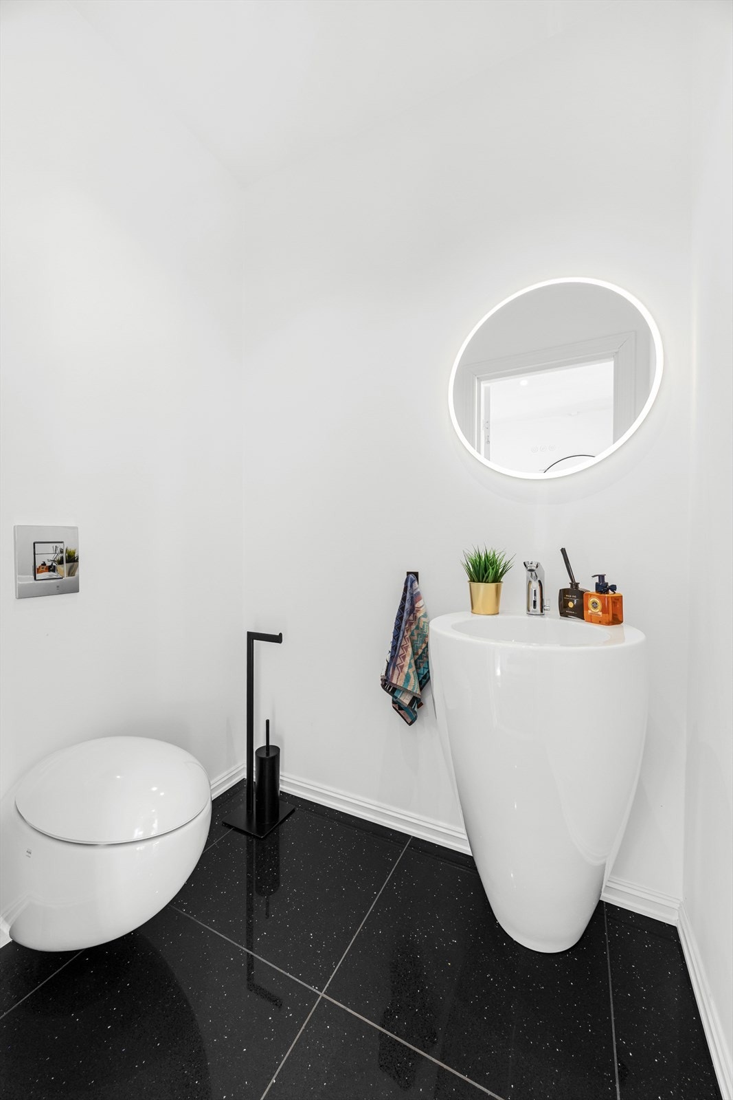 Delikat og romslig gjestetoalett i 1.etg, praktisk plassert rett ved inngangen. Galleribilde