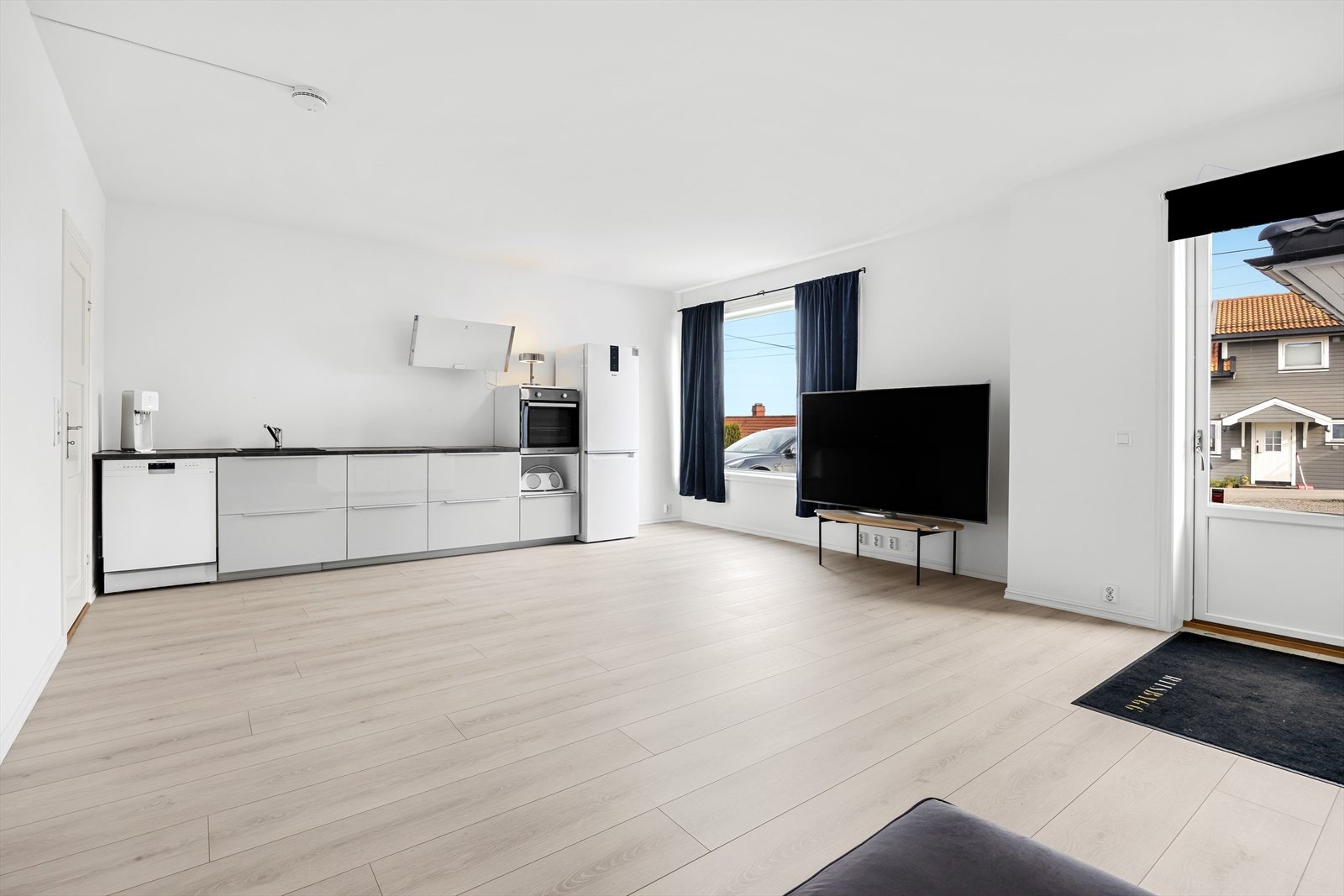 Hybel - Stue/kjøkken i underetasjen med egen inngang og adkomst til bad. Hybelen har tidligere vært utleid for kr 12.000,- pr mnd. Galleribilde