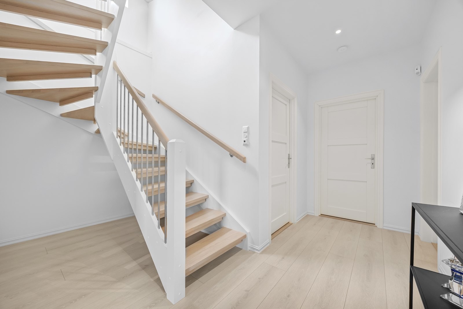 Trapperom/gang i underetasjen med god plass til kommoder og lagring. Gulvvarme i alle rom i underetasjen. Galleribilde