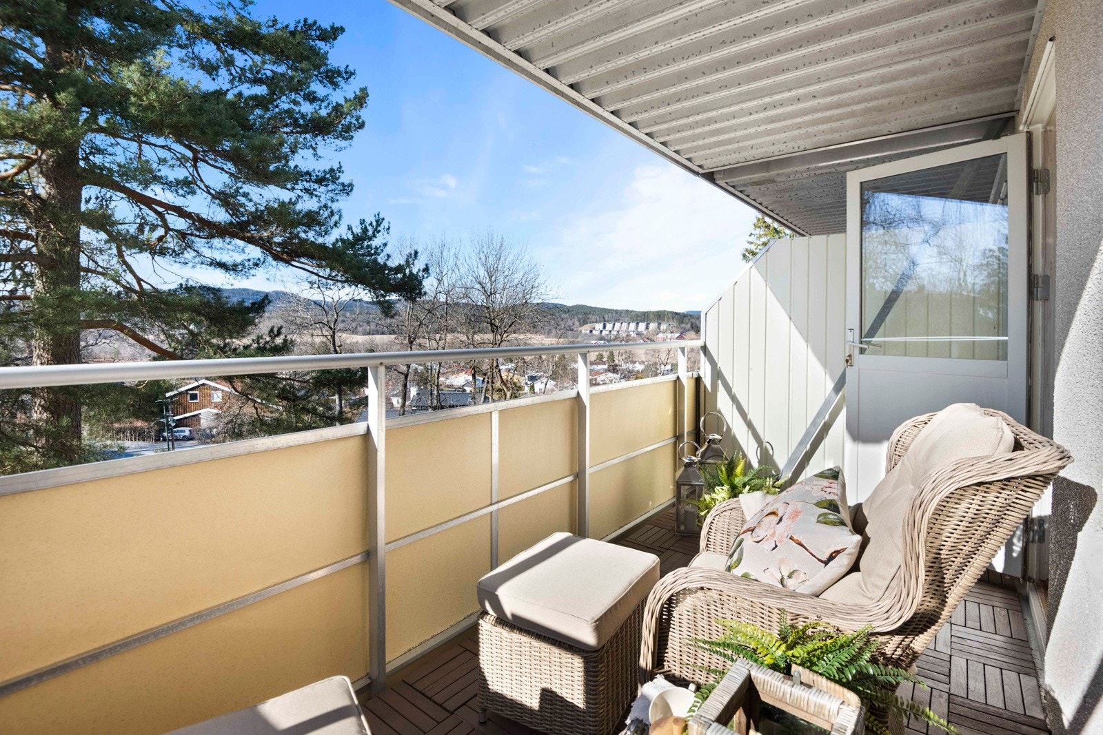 Her har du plass til en sittegruppe, grill og dekorativ beplanting Galleribilde