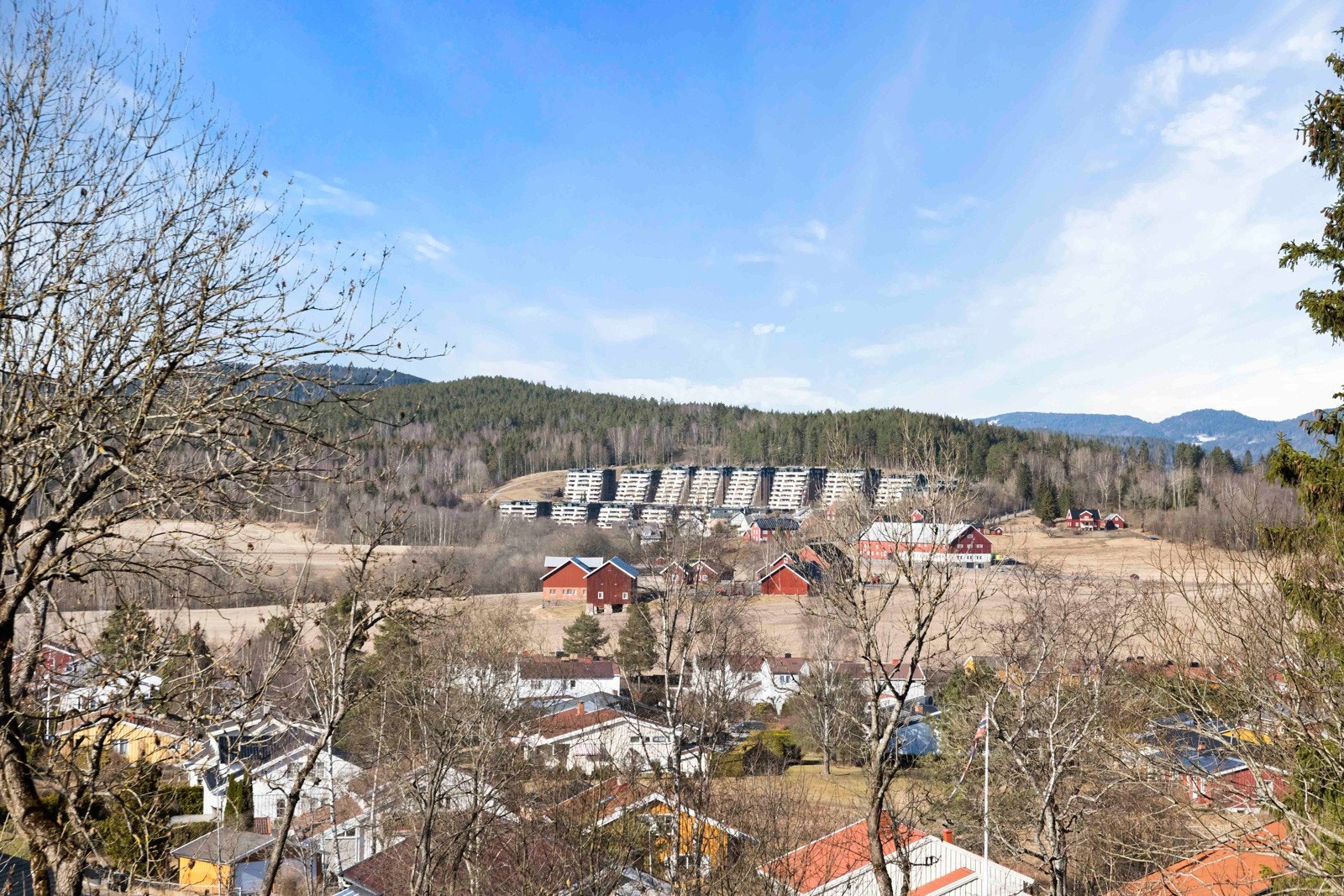 Fra balkongen har du hyggelig utsyn mot nabolaget og grøntområder. Galleribilde