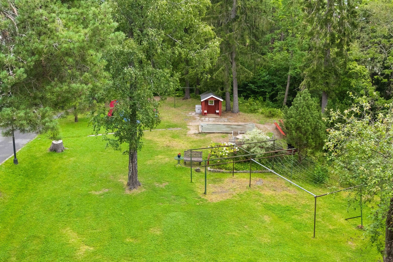 Fellesområdene er pent opparbeidet med grøntområder og lekeplass. Galleribilde