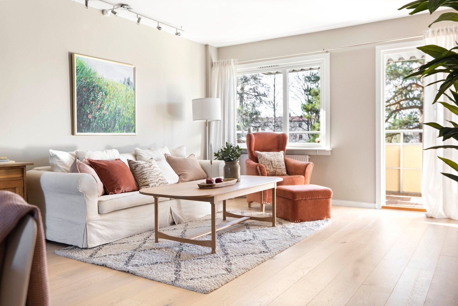 Det er naturlig plass til både en sofa og TV med tilhørende møblement. Galleribilde